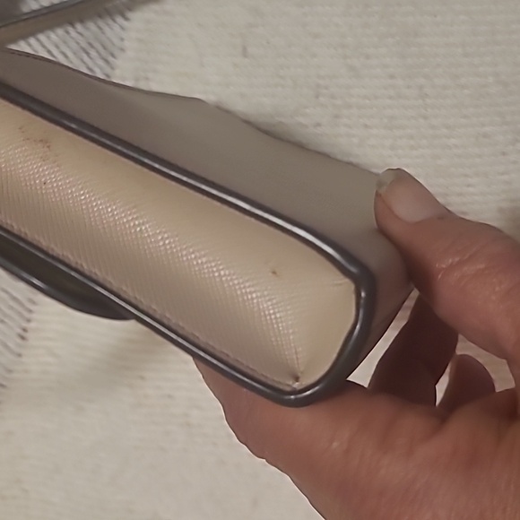 Kate Spade Tan Crossbody Bag. Clean Inside. Mark Inside Flap. Some Logo Fading - Picture 5 of 10